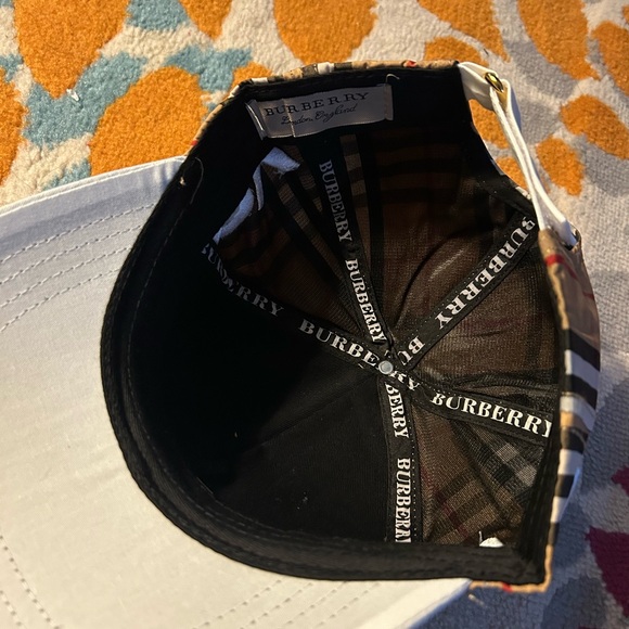 Burberry white lid embroidered hat - Picture 3 of 3